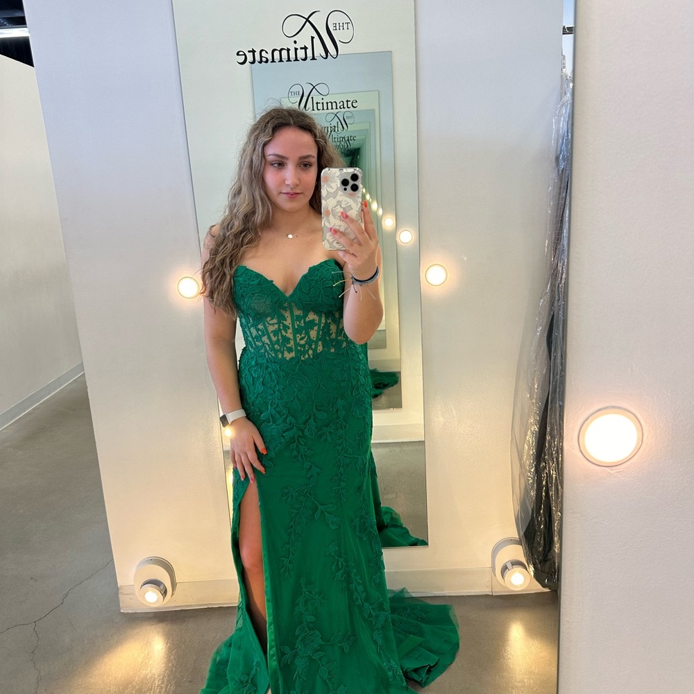 Elegant Green Lace Gown - Picture 2 of 3